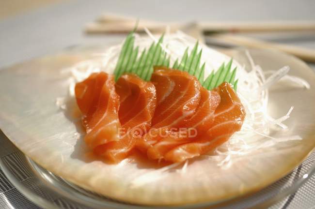 Sashimi de salmão com rabanete daikon — Fotografia de Stock