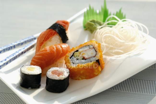 Maki sortido e sushi nigiri — Fotografia de Stock