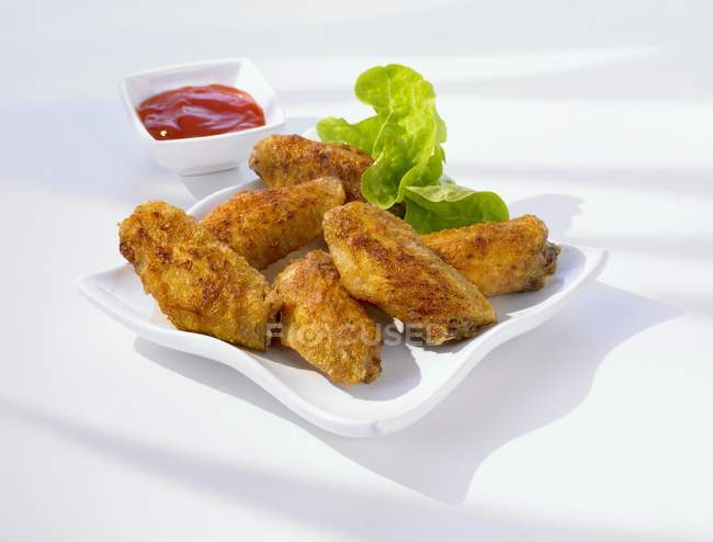 Vue rapprochée des ailes de poulet avec trempette au piment — Photo de stock