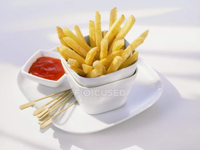 Patatine fritte in pentole impilate — Foto stock
