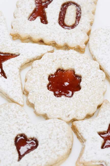 Jam biscuits dusted with icing sugar — Stock Photo