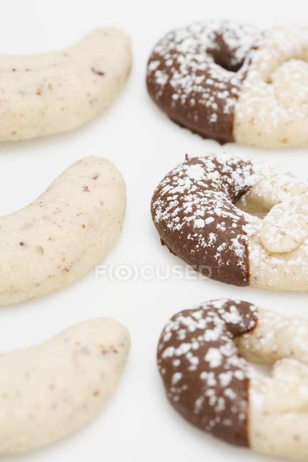 Cinnamon crescents and hazelnut pretzels — Stock Photo