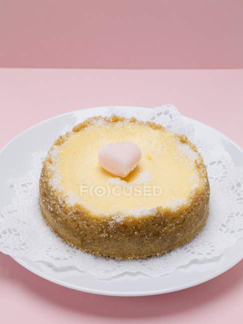 Small cheesecake with heart — Stock Photo