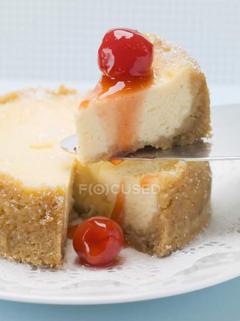 Pastel de queso pequeño con cerezas - foto de stock