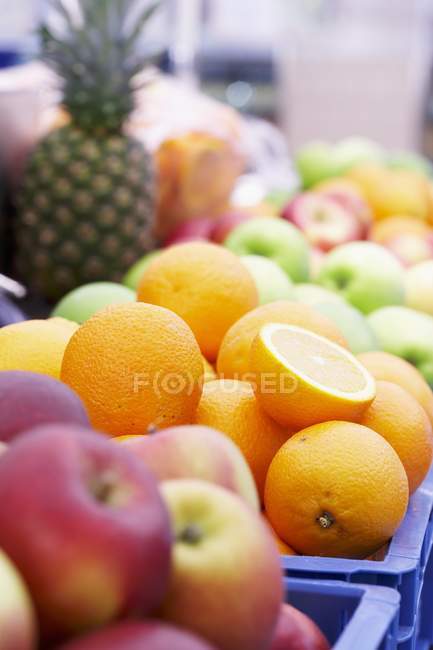 Frutas en cajas en el mercado de agricultores - foto de stock