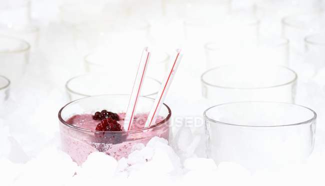 Vista close-up de bebida gelada com amoras e palhas — Fotografia de Stock
