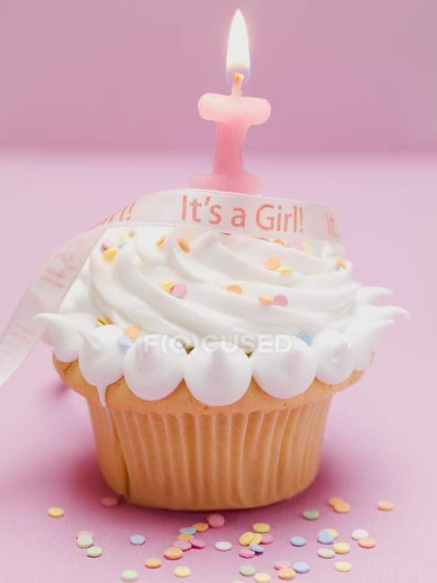 Cupcake avec ruban de lettrage — Photo de stock
