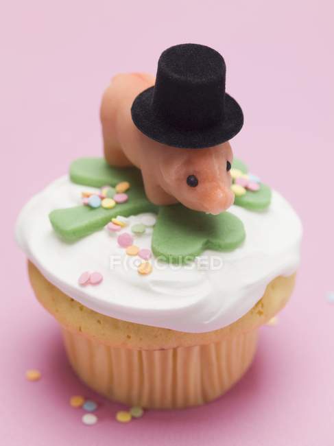 Cupcake avec des charmes chanceux — Photo de stock