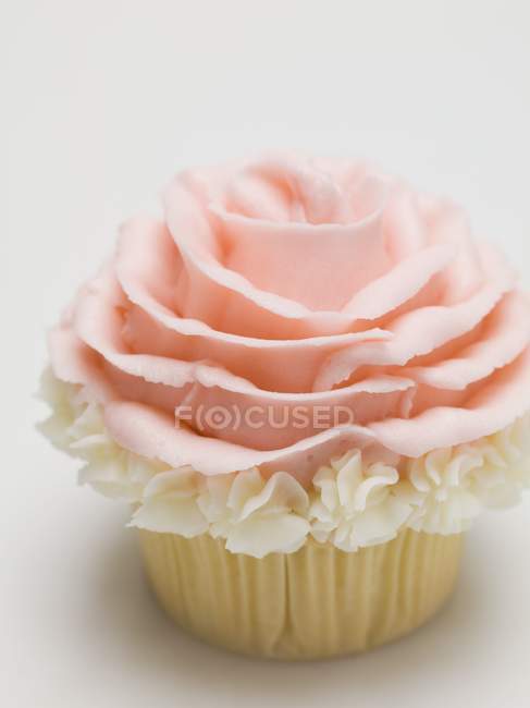 Кекс с марципановой розой — стоковое фото