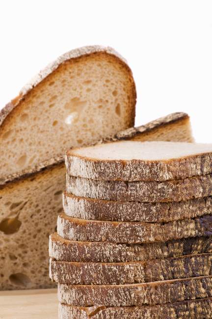 Нарізаний пшеничний і житній хліб — стокове фото