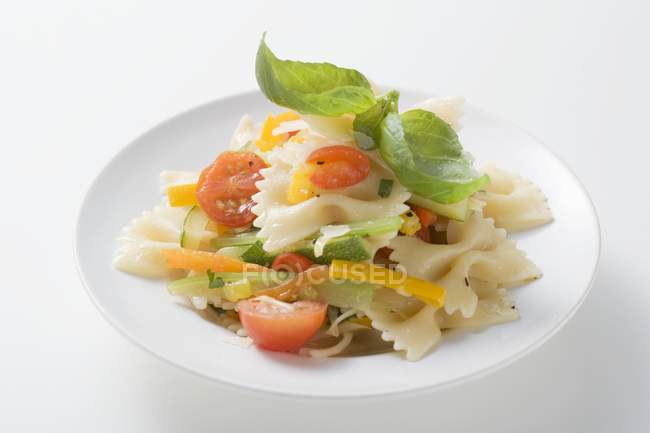 Фарфалле примавера макароны с овощами — стоковое фото
