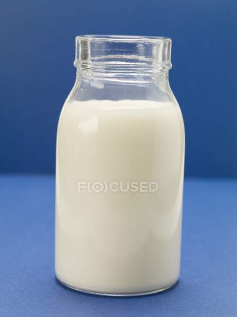 Мала пляшка молока — стокове фото