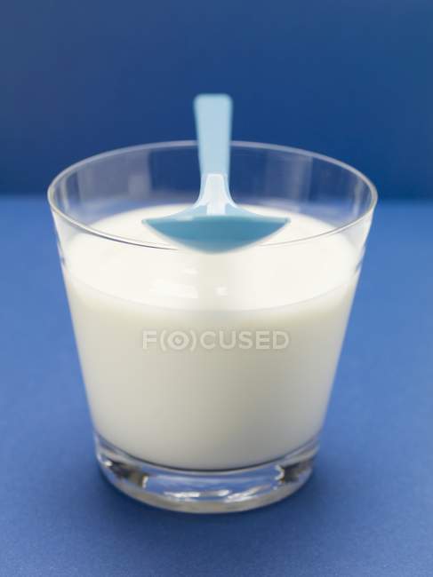Yogurt in vetro con cucchiaio — Foto stock