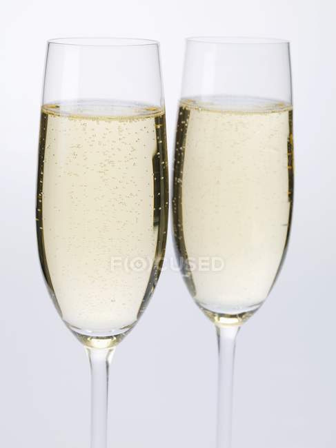 Dois copos de vinho espumante — Fotografia de Stock