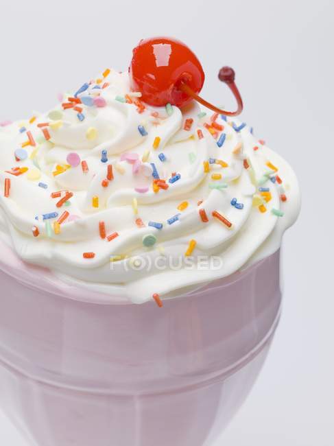 Milkshake com creme e coquetel cereja — Fotografia de Stock