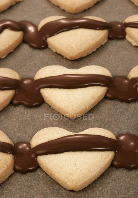 Heart-shaped biscuits with chocolate icing — Stock Photo