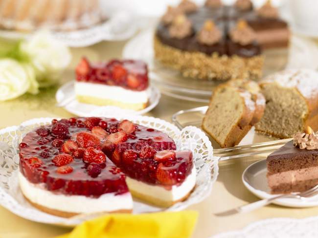 Cake buffet with cheesecake — Stock Photo