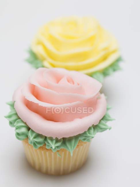 Muffins rosa e amarelo — Fotografia de Stock