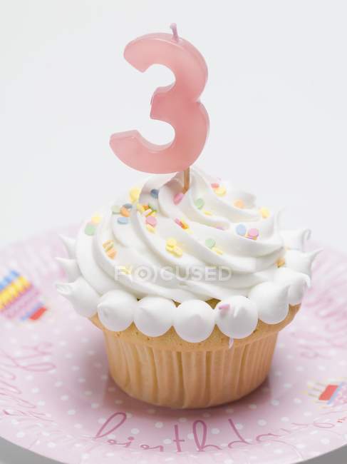Muffin d'anniversaire avec garniture meringue — Photo de stock