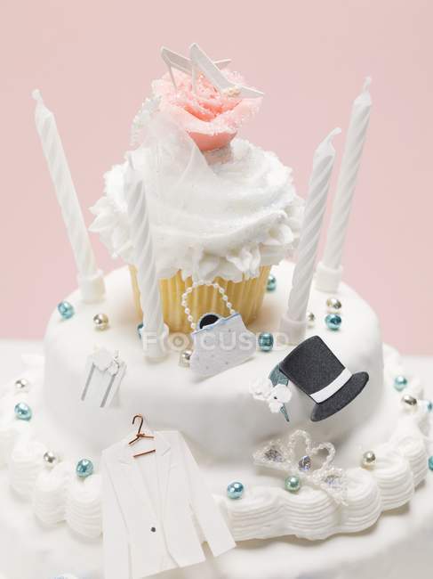 Three-tiered wedding cake — Stock Photo