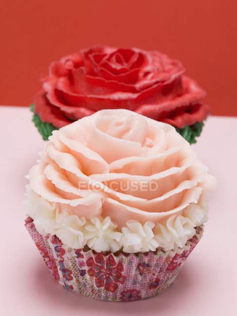 Cupcakes com rosas vermelhas — Fotografia de Stock