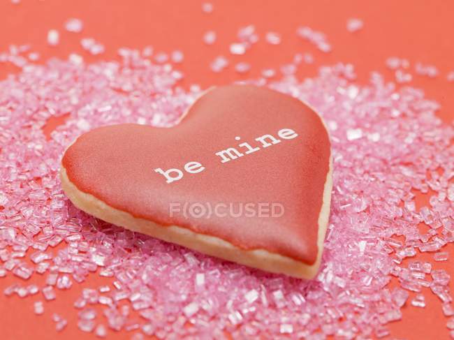 Primo piano vista del cuore di vaniglia con glassa rossa ed essere mie parole — Foto stock