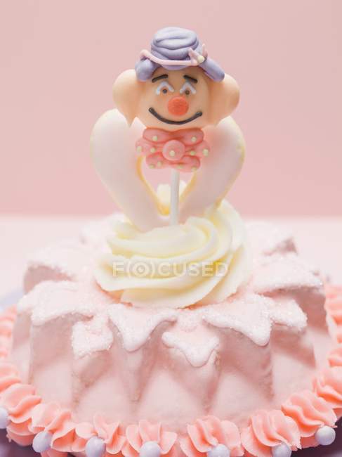 Petit gâteau avec clown — Photo de stock