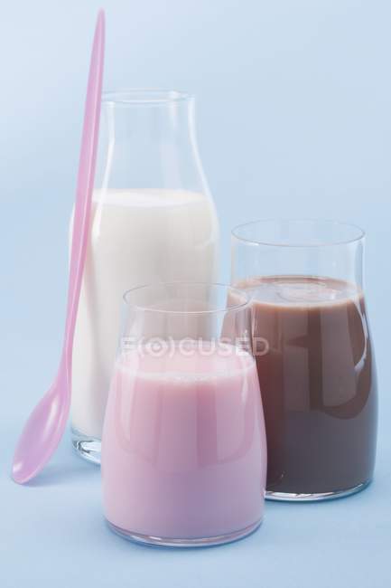 Erdbeer- und Schokoladenmilch — Stockfoto