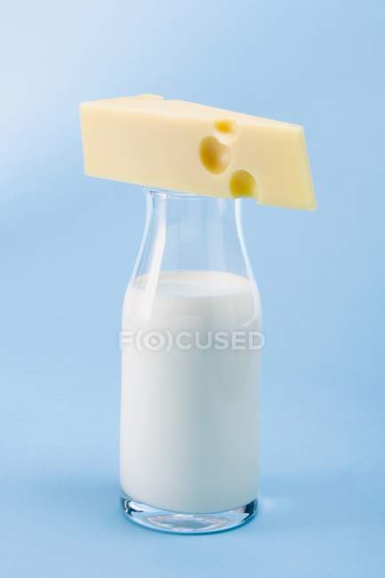 Morceau de fromage emmental — Photo de stock