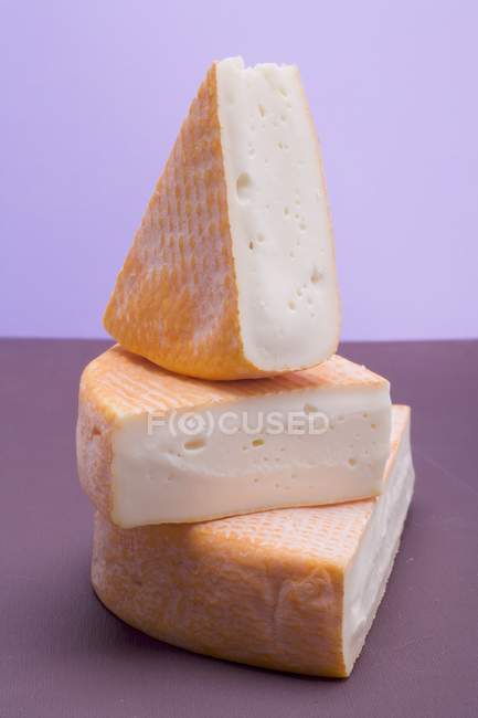 Três pedaços de queijo — Fotografia de Stock