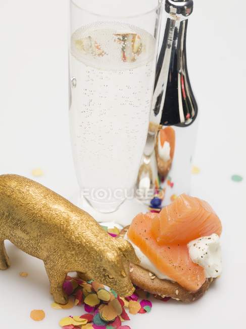 Vinho espumante e aperitivo de salmão — Fotografia de Stock