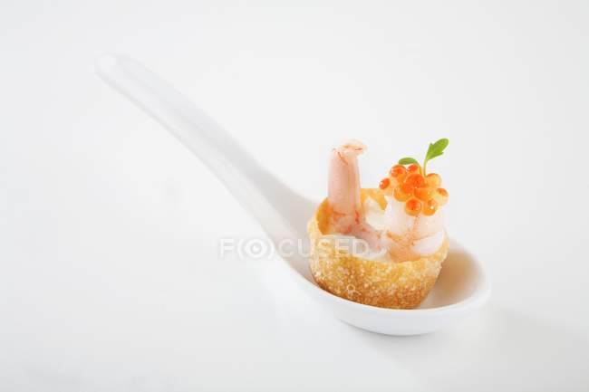 Kruste gefüllt mit Garnelen und Lachskaviar — Stockfoto