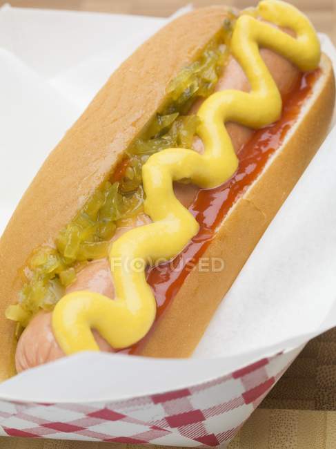 Hot dog con mostaza y ketchup - foto de stock