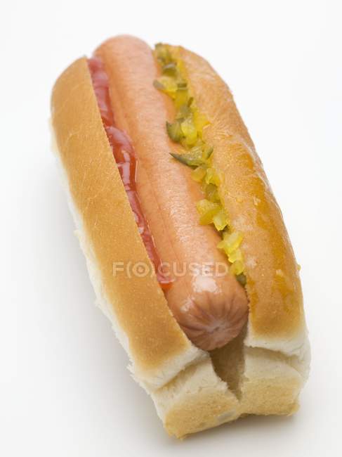 Cachorro-quente com ketchup e gherkin — Fotografia de Stock