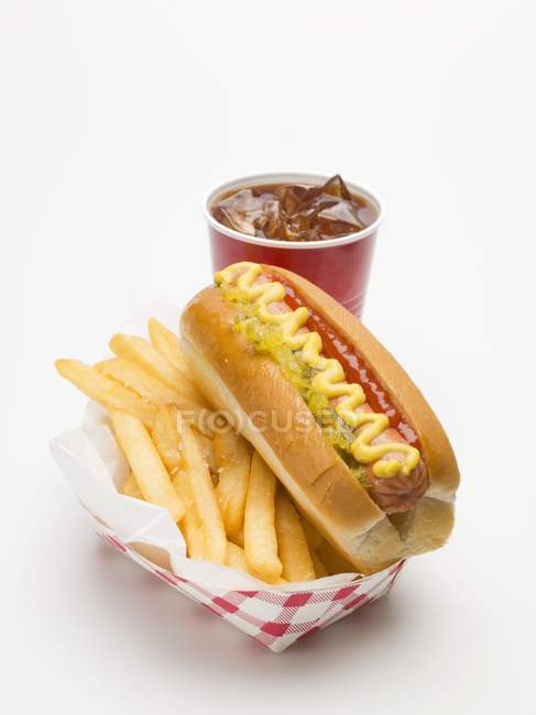 Cachorro quente com batatas fritas e cola — Fotografia de Stock