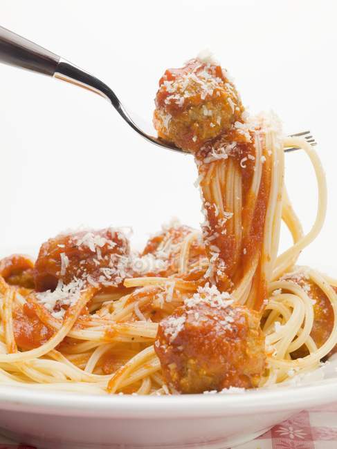 Pâtes spaghetti aux boulettes de viande en sauce tomate — Photo de stock