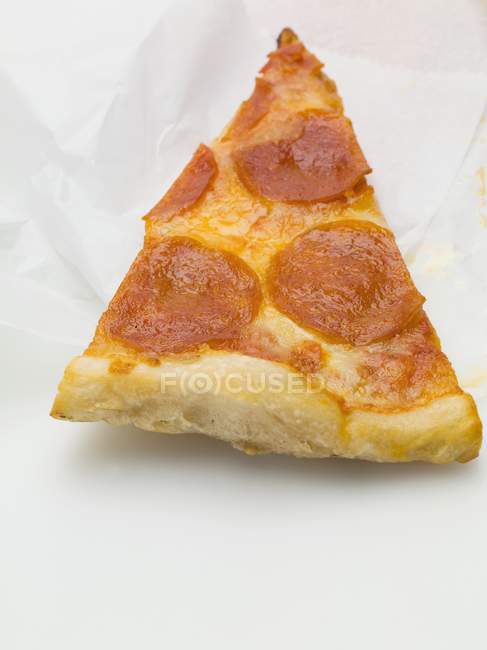 Ломтик пиццы с салями — стоковое фото