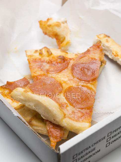 Нарезанная пицца с салями — стоковое фото