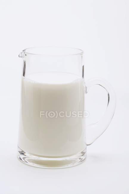 Latte in brocca di vetro — Foto stock