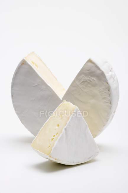 Queso Camembert en rodajas parciales - foto de stock