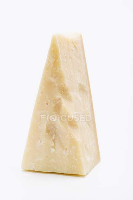 Pedazo de queso parmesano - foto de stock