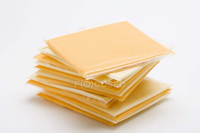 Käsescheiben in Plastik gewickelt — Stockfoto