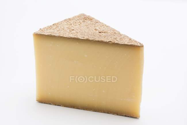 Кусок твердого сыра — стоковое фото