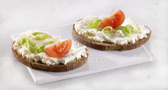 Cream cheese on bread — Stock Photo