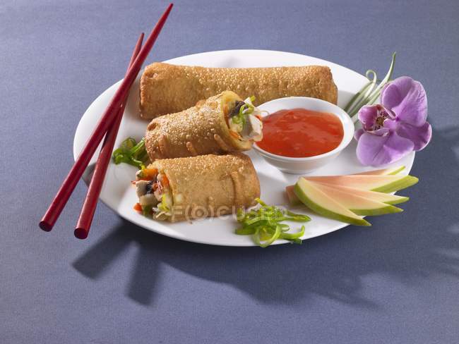Closeup view of spring rolls with chilli sauce — Stock Photo