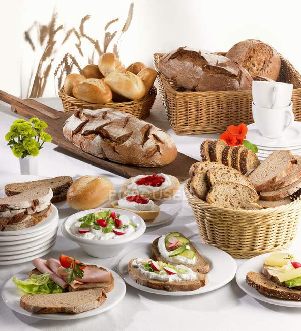 Sanduíches abertas e pão — Fotografia de Stock