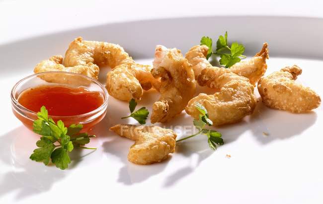 Deep-fried prawns with chili dip — Stock Photo