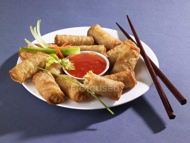 Closeup view of Spring rolls with chilli dip — Stock Photo