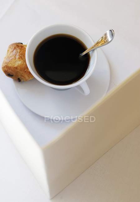 Cup of black coffee with pastry — Stock Photo