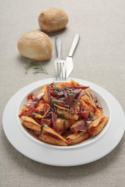 Pasta con pomodori e anatra affumicata — Foto stock